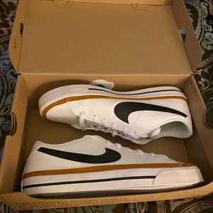 Court Legacy Next Nature. Excellent condition, worn one time, too big, just got.